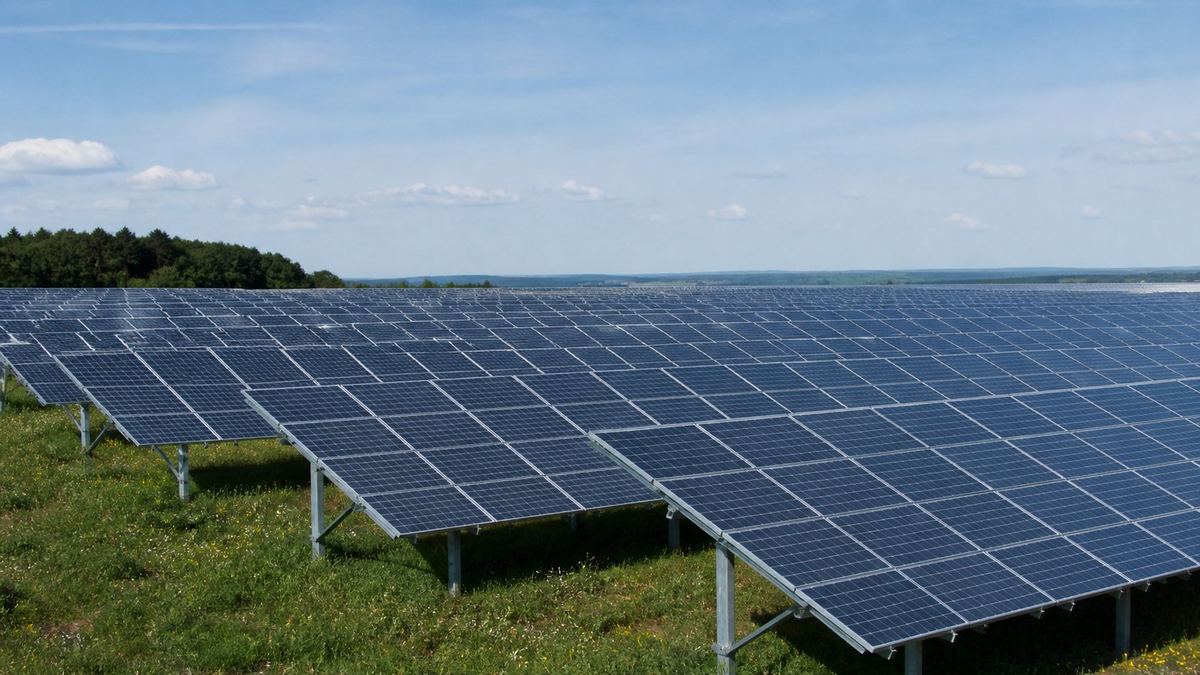 Planta fotovoltaica industrial sobre campo verde